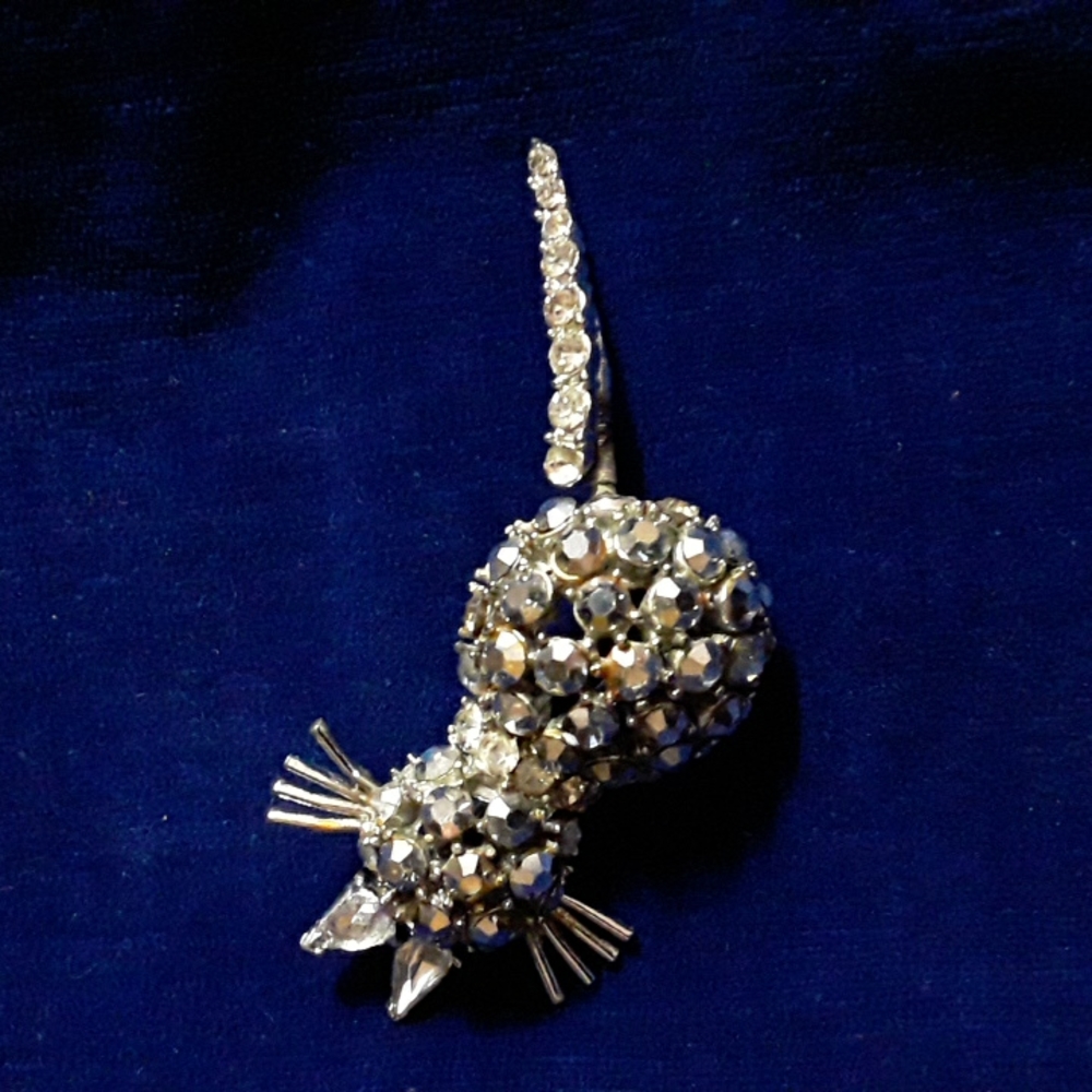 Cat brooch
